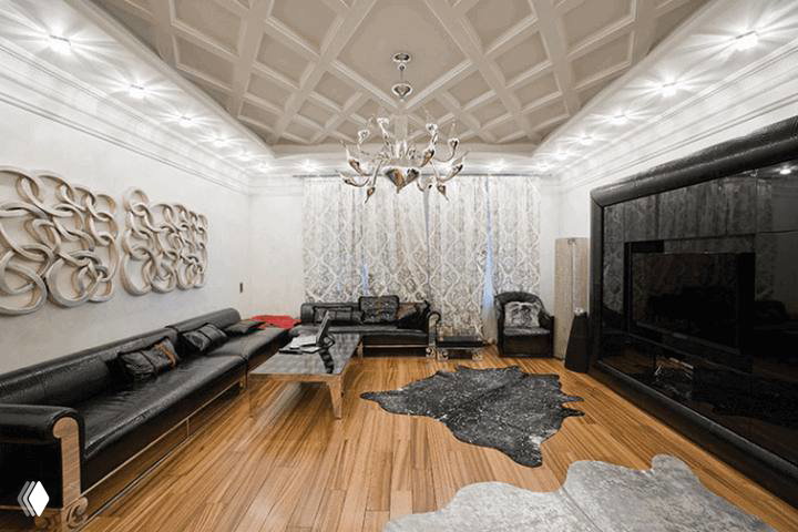 Чёрно‑белая гостиная с контрастными диванами и декоративными элементами, на фоне яркого потолка и современных скульптурных панелей, сочетание стилей.