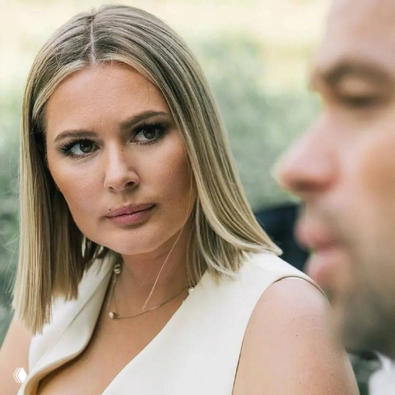 Крупный план персонажа с сосредоточенным взглядом; на переднем плане размытый силуэт другого героя — эмоциональный промо-кадр из трейлера.