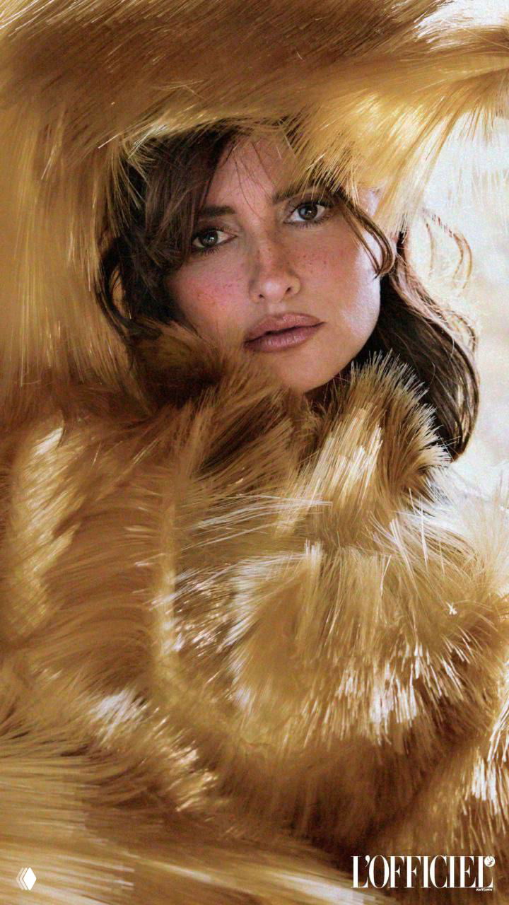 Крупный портрет Пенелопы Крус в меховой накидке: тёплая цветовая гамма, макияж и выразительный взгляд в камерной фэшн-съёмке для L'Officiel.