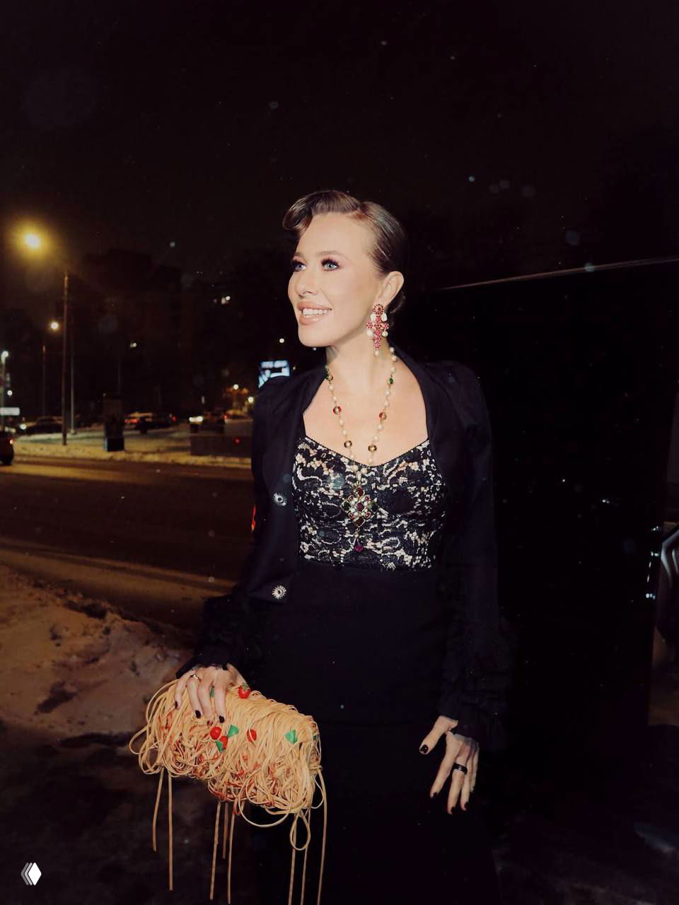 Ксения Собчак с сумкой‑«лапшой» за 330 тыс.