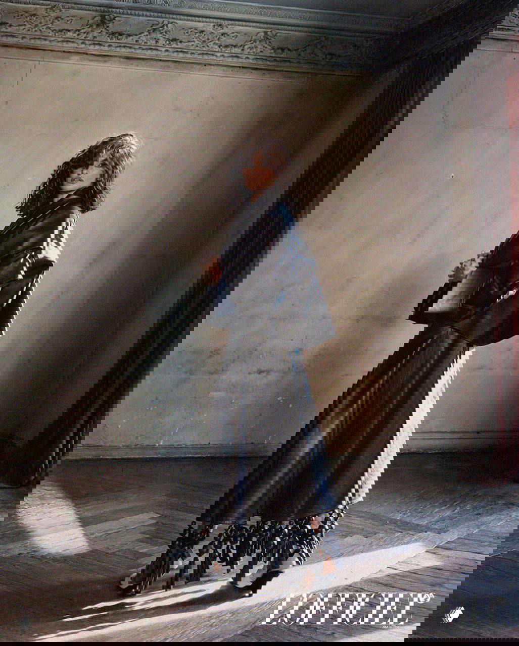 Пенелопа Крус в длинной кожаной юбке и жакете на фоне старинного интерьера: полный рост, стилизованная фэшн-съёмка для L'Officiel.