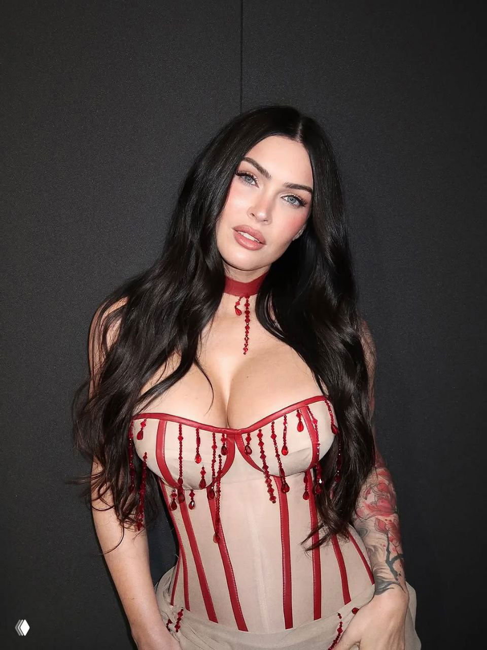 Меган Фокс напоминает, что скоро Хэллоуин