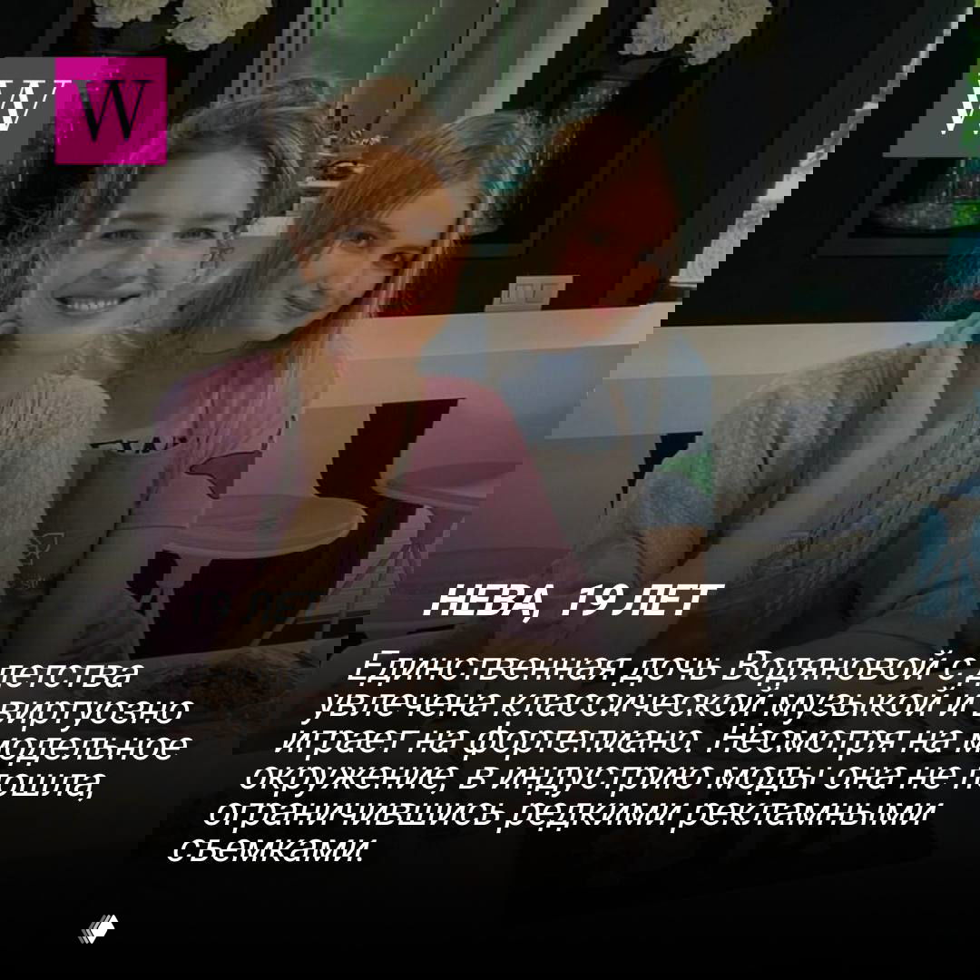 Женщина и девушка улыбаются за столом в светлом интерьере кафе; непринуждённая домашняя атмосфера и дружеская беседа.