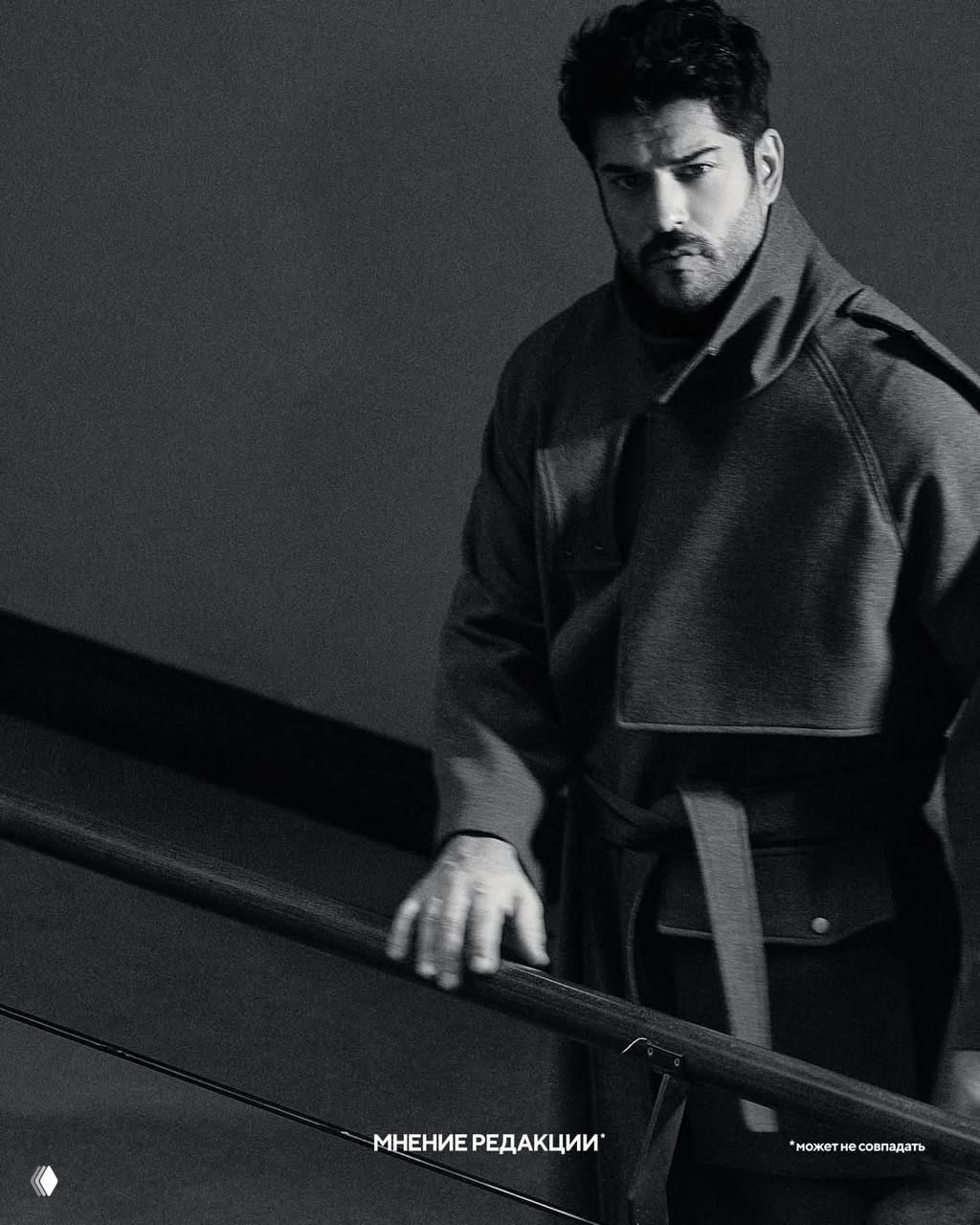 Чёрно-белый снимок мужчины в пальто на лестнице: контрастный художественный кадр из печатной фотосессии журнала.