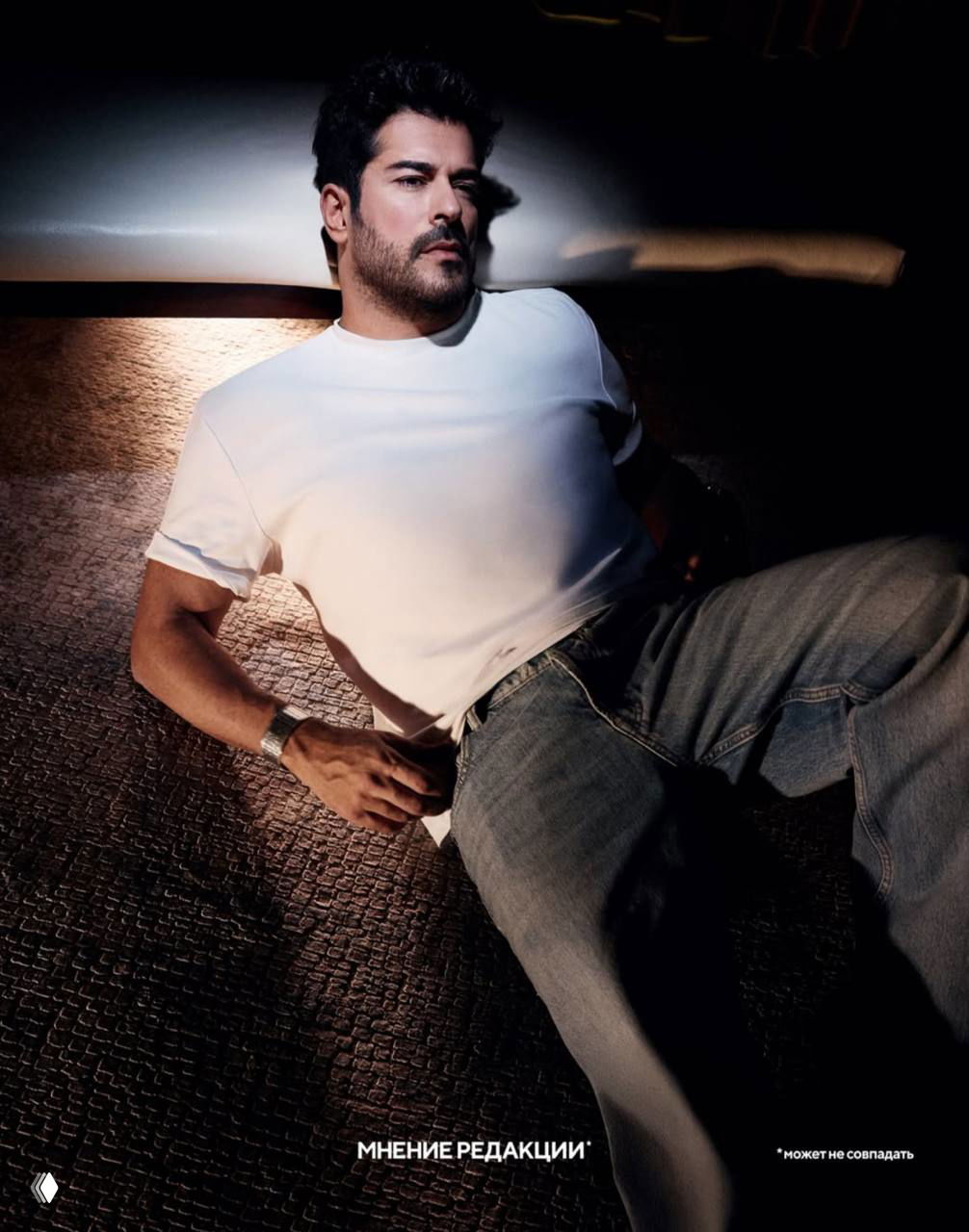 Мужчина в белой футболке лежащей позой на тёплом свету полу: кинематографичный кадр из печатной съёмки для издания.