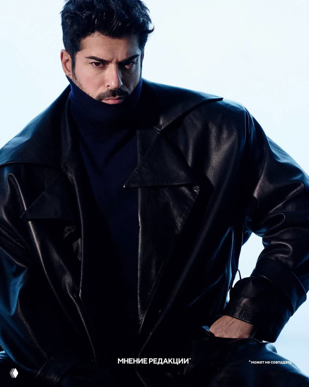 Портрет в боковом свете: мужчина в тёмной куртке смотрит вперёд на студийном фоне — коммерческая фотосессия для обложки.