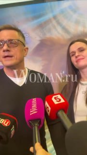 Алексей Макаров и Полина дают интервью на премьере «Космическая собака Лида»: в кадре микрофоны телевизионных каналов и водяной знак Woman.ru