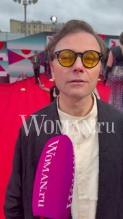 Крупный план Ильи Носкова в коричневых очках во время интервью для Woman.ru на красной дорожке кинофестиваля