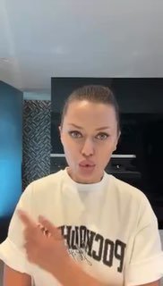 Кадр из видео: Виктория Боня в белой футболке обращается к камере, эмоционально комментирует ситуацию в домашнем интерьере.