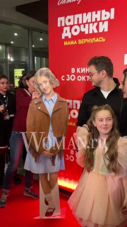 Красная дорожка и постер кинопремьеры с ростовыми фигурами и посетителями, дети и взрослые на фоне промозоны.