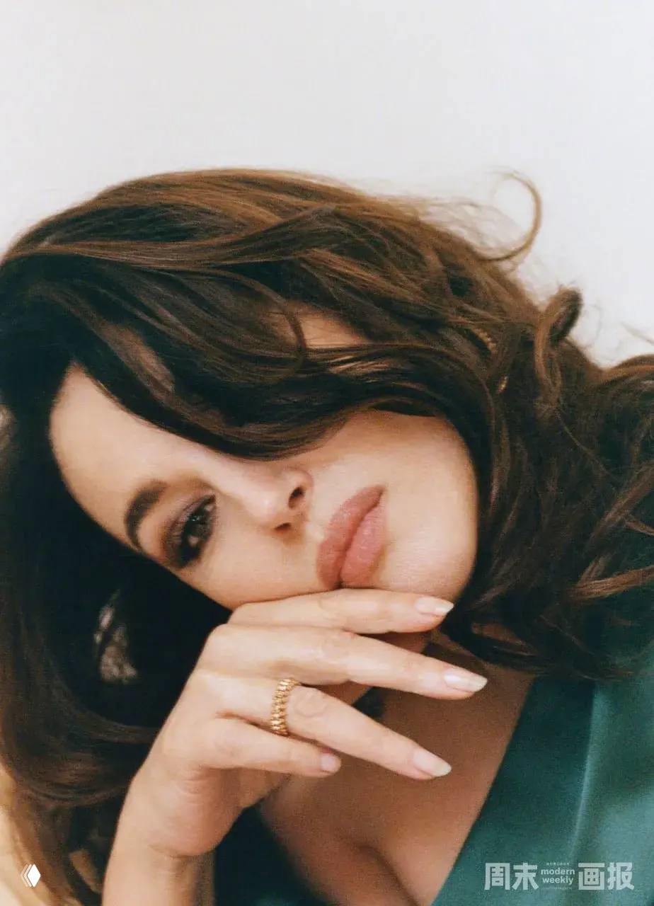 Портрет Моники Беллуччи: задумчивый взгляд, распущенные волосы и естественный макияж, интимный студийный кадр из съёмки.