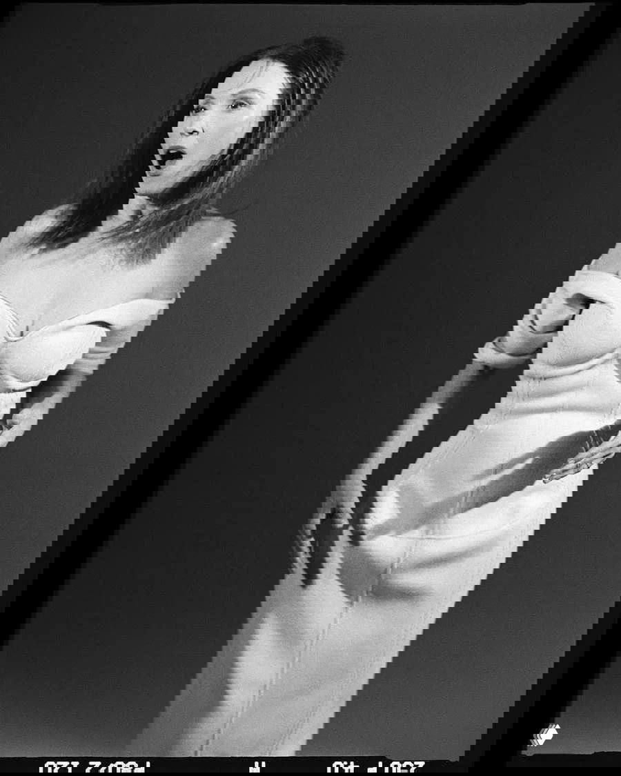 Чёрно-белый портрет Джулианны Мур в элегантном платье с открытыми плечами; выразительная эмоция актрисы в студийном кадре для журнала.