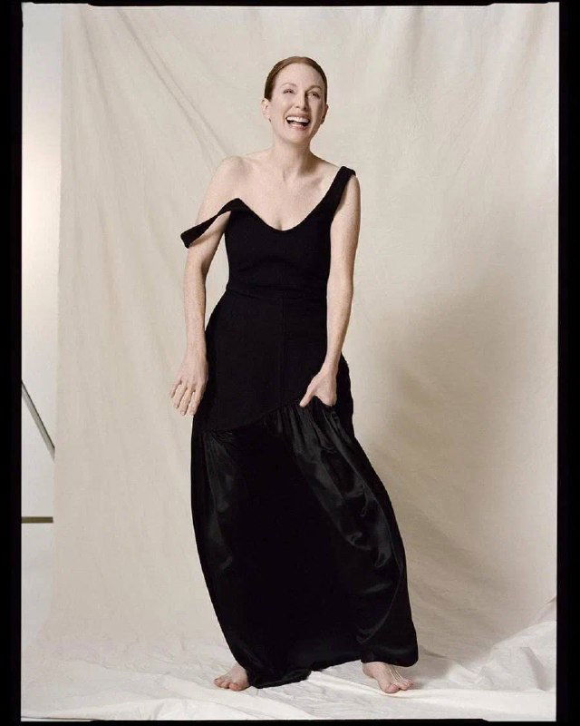 Экспериментальный кадр фотосессии с цифровыми артефактами: искажённое изображение на фоне, где угадывается фигура Джулианны Мур в платье.