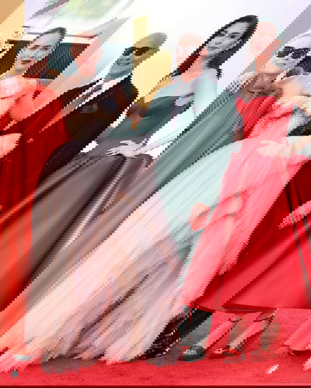 Звёздный состав на красной дорожке: Мерил Стрип, Эмили Блант и другие в вечерних нарядах у баннера «The Devil Wears Prada 2» во время премьеры в Нью-Йорке.