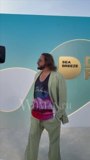 Стас Михайлов в светлом костюме на фоне бренд-стенда Dream fest в Баку; кадр в пол-роста, подчёркивающий новые оттенки и образ певца.