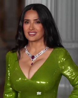 Кадр из видео: Сальма Хайек улыбается в зелёном платье и эффектном ожерелье, динамичный фрагмент с вечера LACMA в Лос‑Анджелесе.