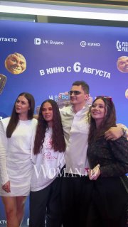 Олеся Иванченко и Максим Зайц вместе с Олей Малащенко и Асей Резник на премьере, позируют у синего пресс‑волла с логотипами и датой выхода фильма.