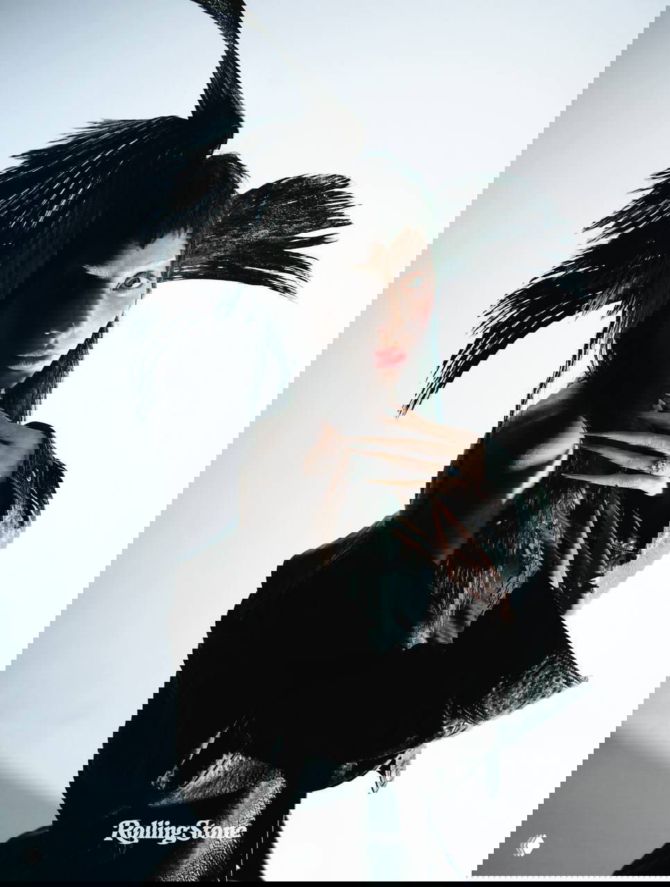 Портрет Леди Гаги в контровом свете с причудливой прической из перьев: сильная игра светотени и художественная стилизация для новой кавер-стори Rolling Stone.