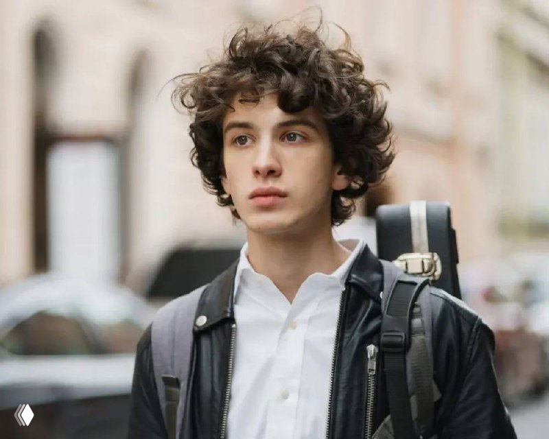 Художественно искажённое изображение: глитч-эффект с наложением чёрно‑белого портрета молодого человека, фрагментная цифровая текстура и абстрактная композиция