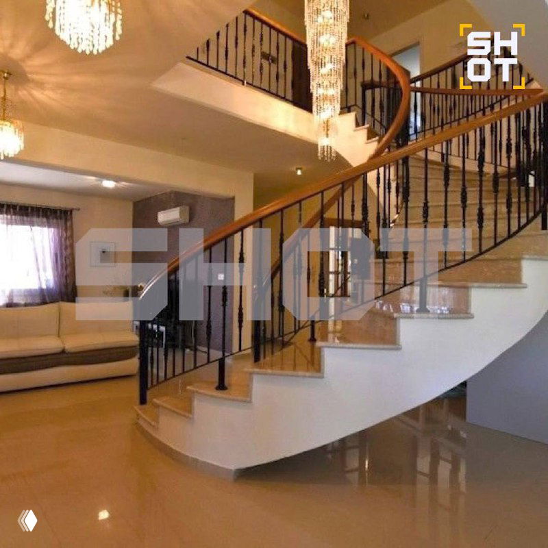 Искажение изображения внутреннего интерьера виллы: видна лестница, потолочные светильники и элементы отделки, кадр содержит цифровые артефакты