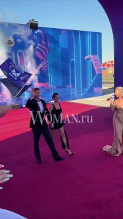 Дина Аверина в облегающем платье на красной дорожке Премии МУЗ‑ТВ 2026 рядом с Дмитрием Соловьёвым — кадр с мероприятия на красном ковре.