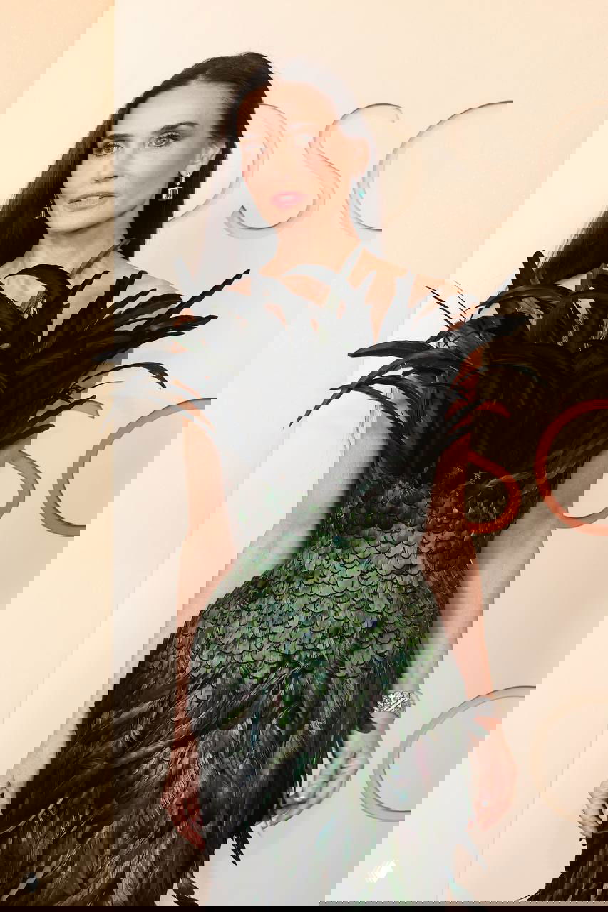 А вот и Деми Мур: необычное платье