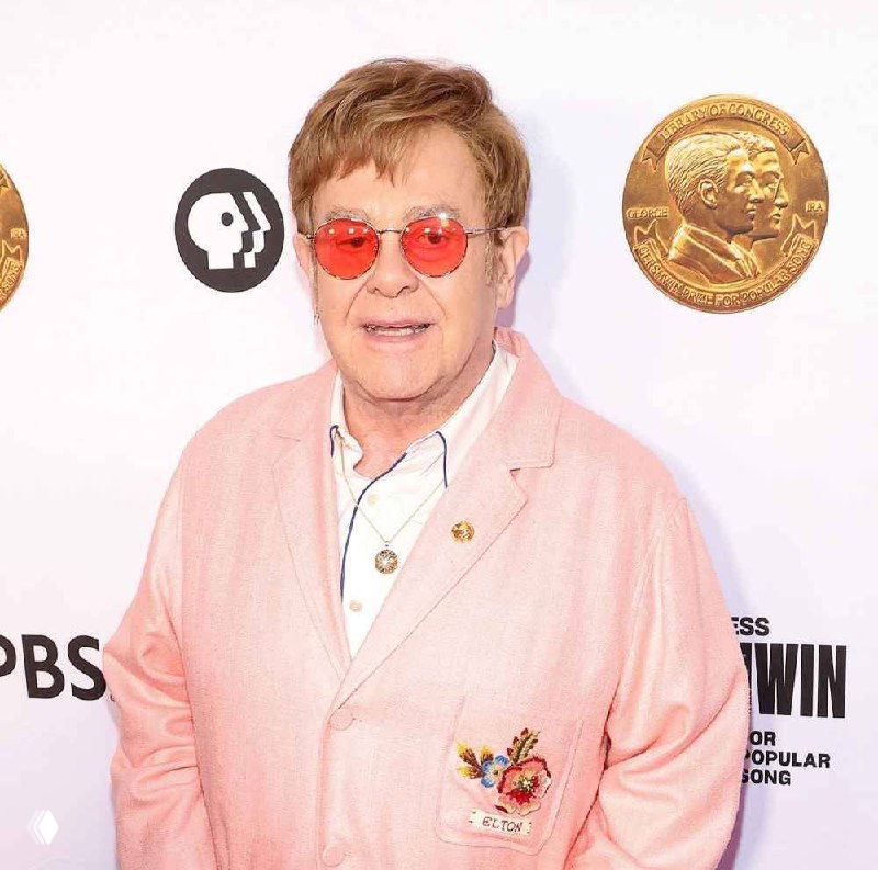 Элтон Джон полностью ослеп на правый глаз