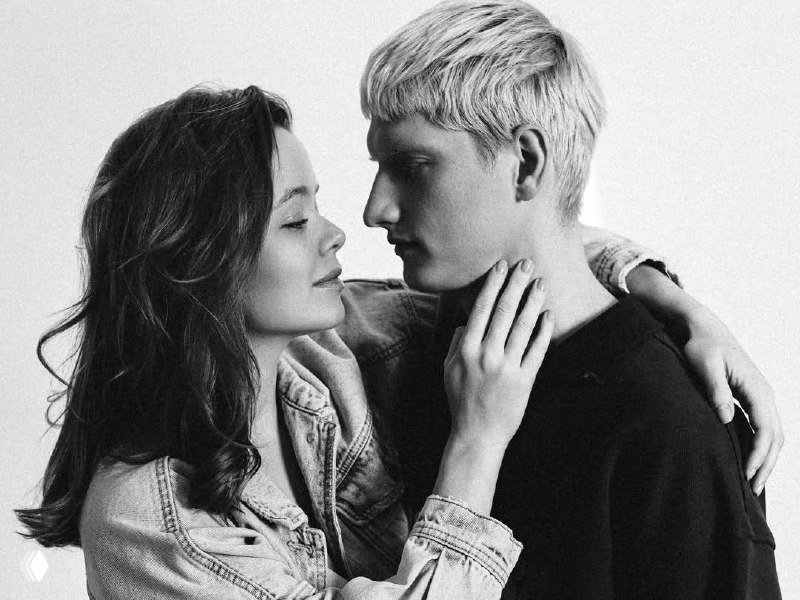 Чёрно‑белое профильное фото: Мила Ершова и Святослав Рогожан смотрят друг на друга в студийном кадре, эмоции и внимание друг к другу заметны в каждом лице.