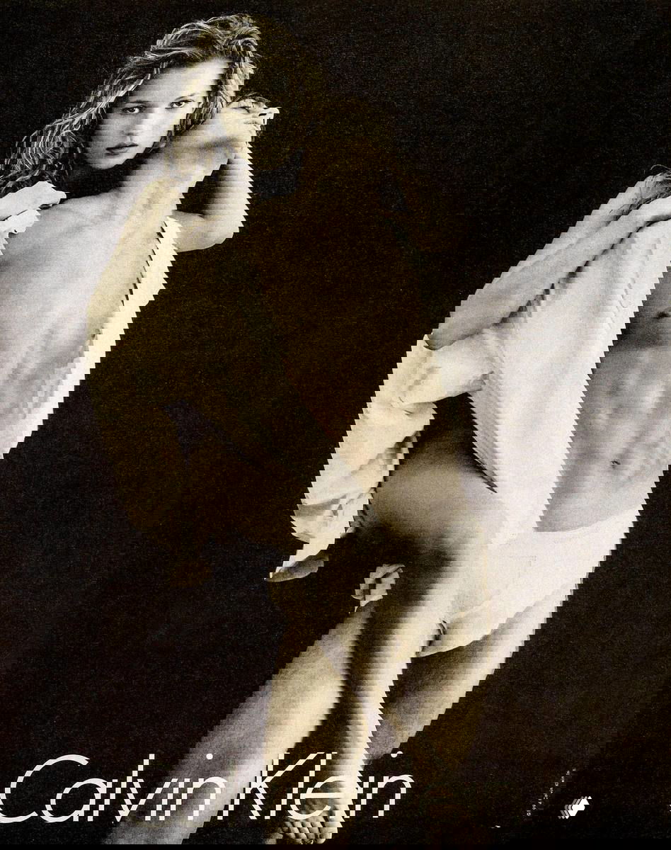 Рекламный кадр Calvin Klein: Кейт Мосс в чёрно‑белой стилистике вместе с мужчиной, рекламный плакат бренда с минималистичным, провокационным настроением.