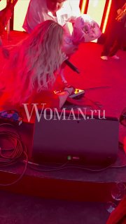 Анна Седокова падает на сцене во время выступления; видны аппаратура и кабели у подножия сцены, на фото водяной знак Woman.ru