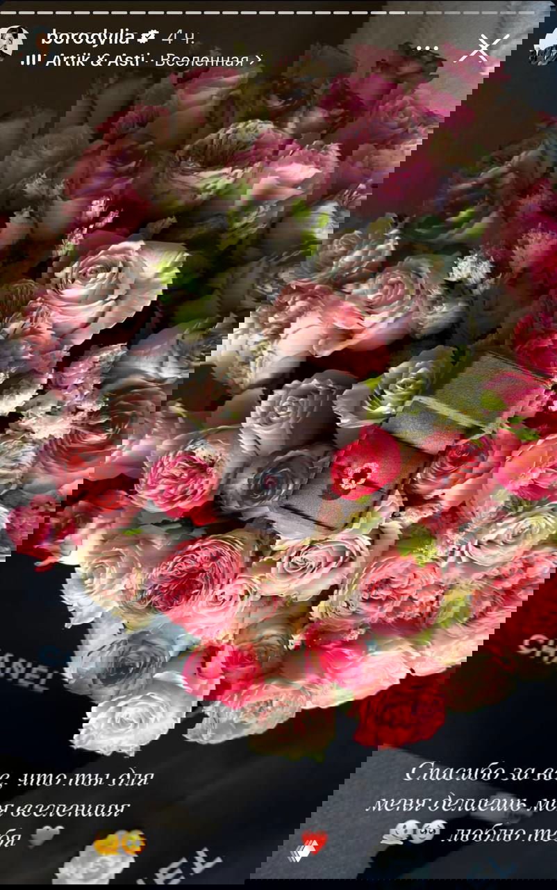 Звезды празднуют: любовь и цветы в соцсетях