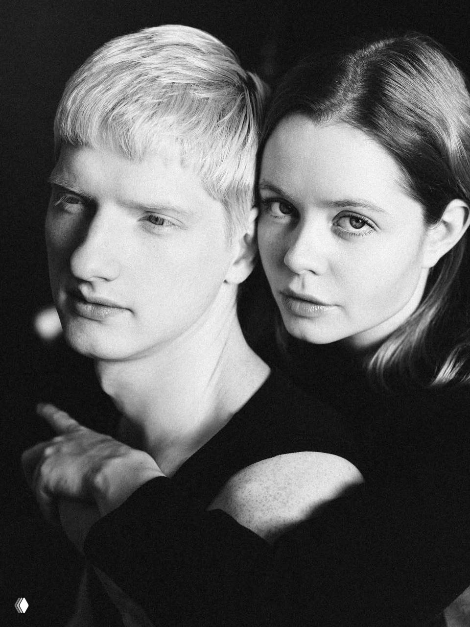 Портретная чёрно‑белая фотография Милы Ершовой и Святослава Рогожана — крупный план их лиц, спокойный и уверенный взгляд в сторону камеры.