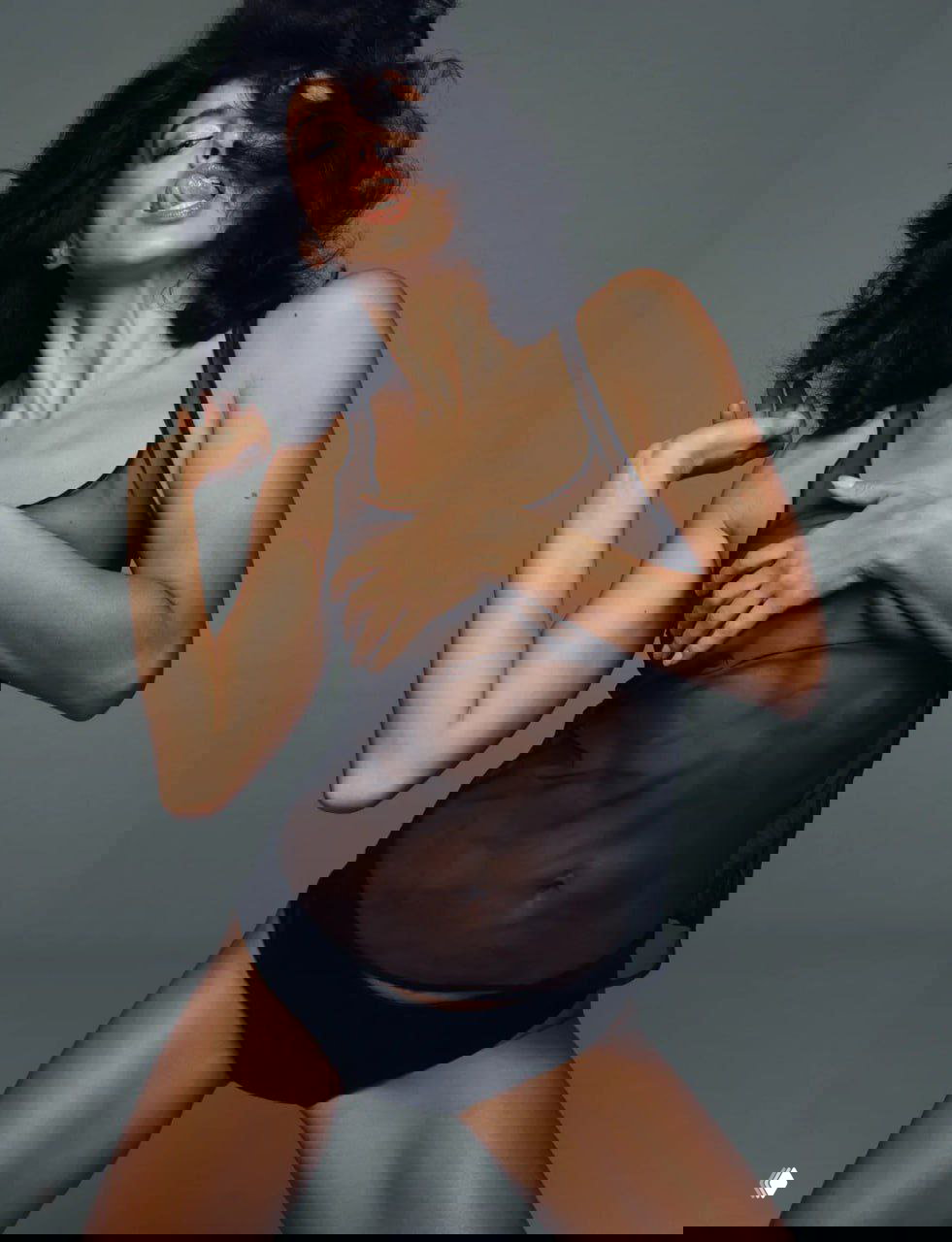 Ирина Шейк в полупрозрачном топе и трусах: пластика тела, движение и провокационный эстетический образ на студийной фэшн‑съёмке для журнала.