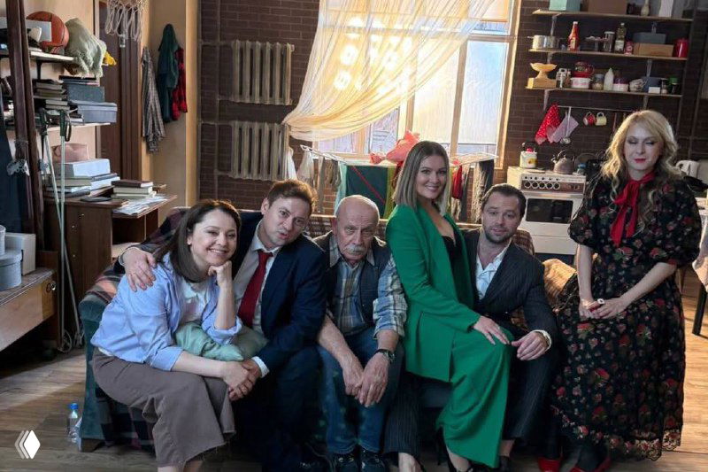 Кадр с группой актёров в интерьере студии: нарядные и повседневные образы, коллективная фотография из проекта.