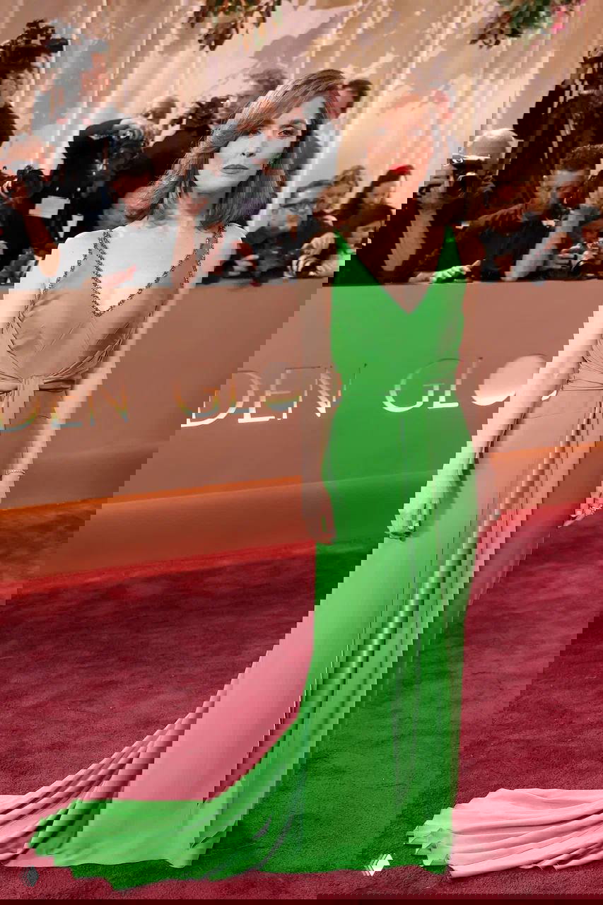 Роуз Бирн в платье Chanel, напоминающем образ Киры Найтли