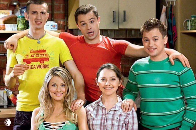 Актёры сериала позируют в кадре: узнаваемые персонажи «Универ», улыбающиеся лица и динамичная группировка на фото.