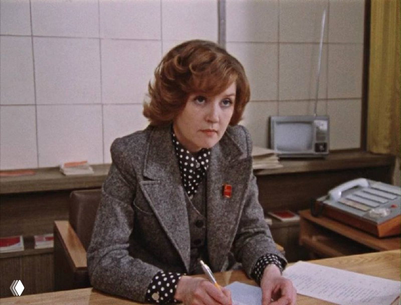 Фотография с цифровыми искажениями: фрагмент портрета женщины на фоне офисного стола, заметны пикселизация и смещения частей кадра.