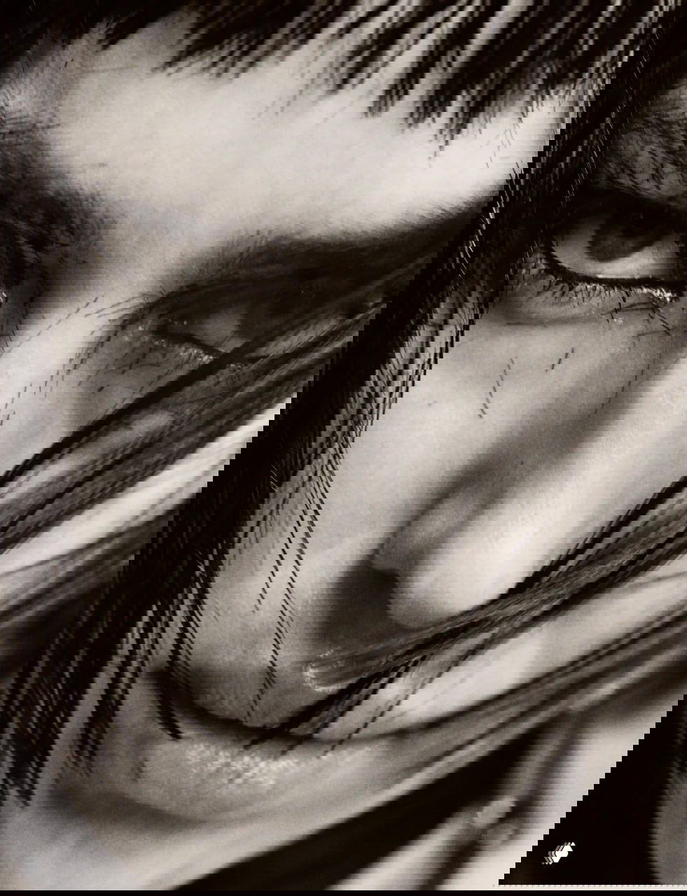 Съёмочный кадр: объёмный текстурный жакет, минимальное нижнее бельё и акцент на формах тела — экспериментальный модный образ и художественная постановка.