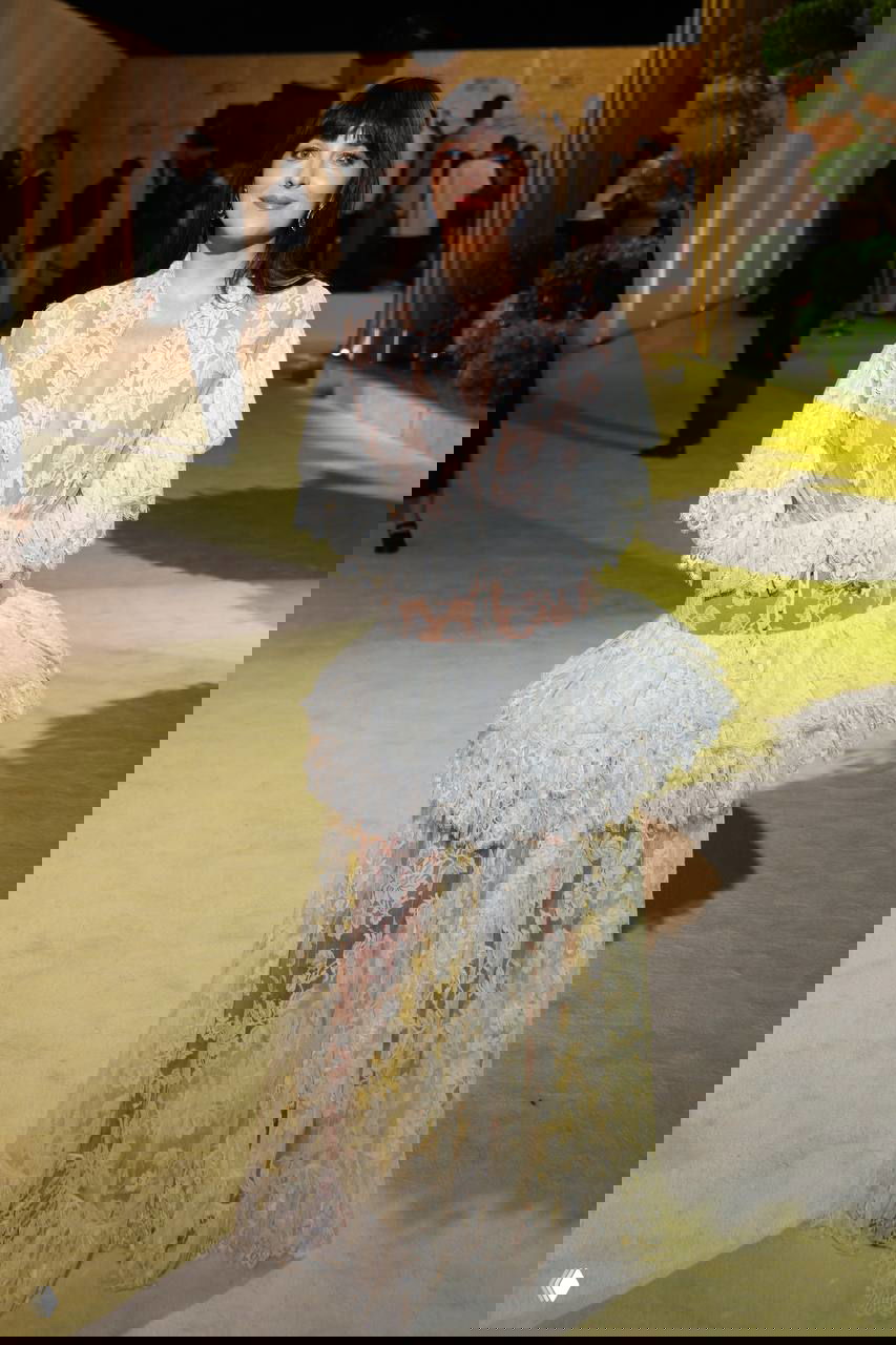 Дакота Джонсон в кружевном платье Chloé на гала-ужине