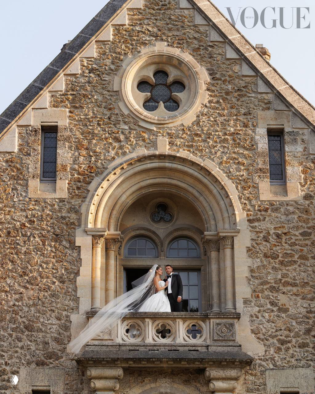 Молодожёны стоят на балконе старинного каменного здания Abbaye des Vaux-de-Cernay — вид архитектуры и свадебный образ в фокусе.