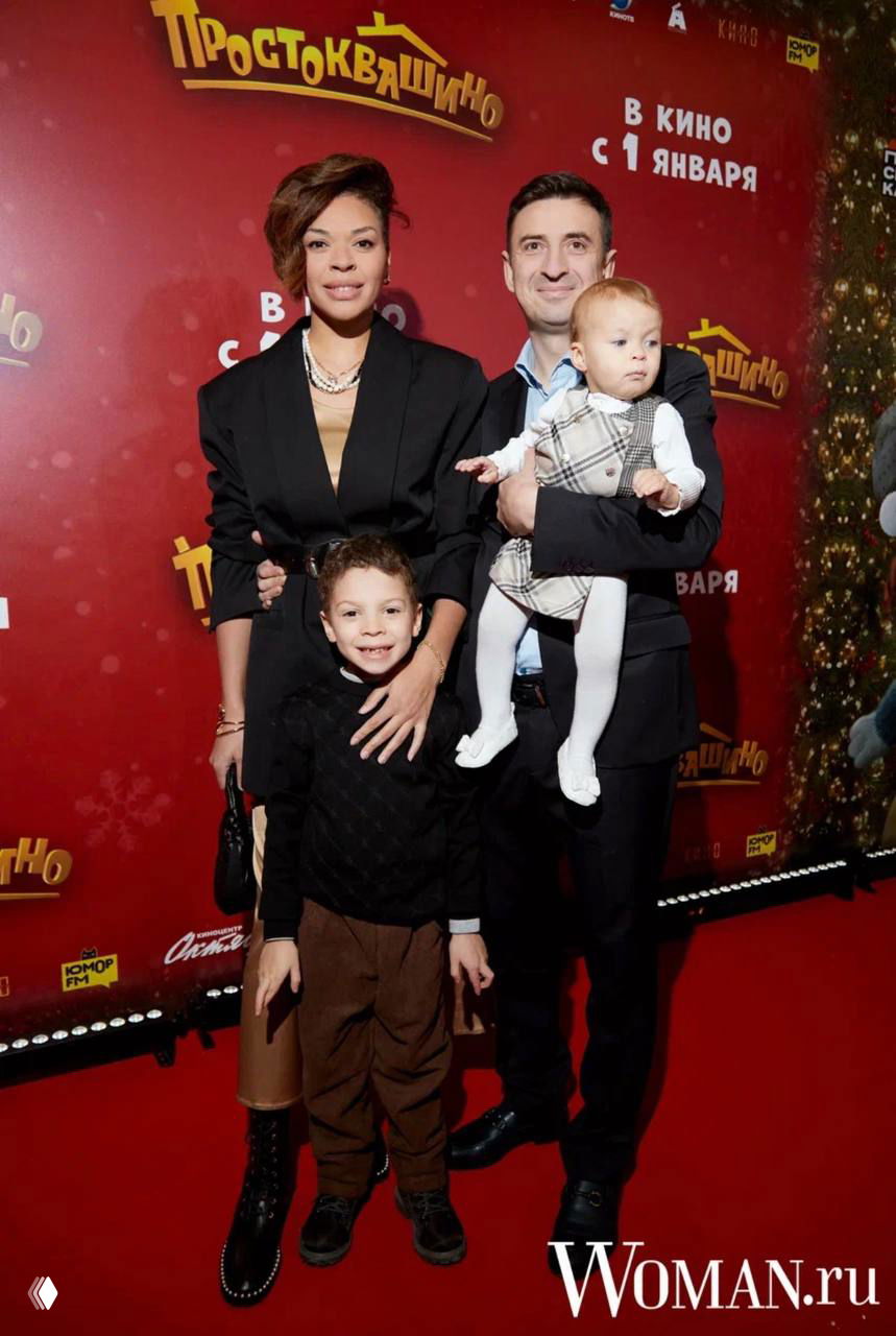 Семейный портрет на красной дорожке: несколько взрослых и дети позируют перед кадром на премьере «Простоквашино».