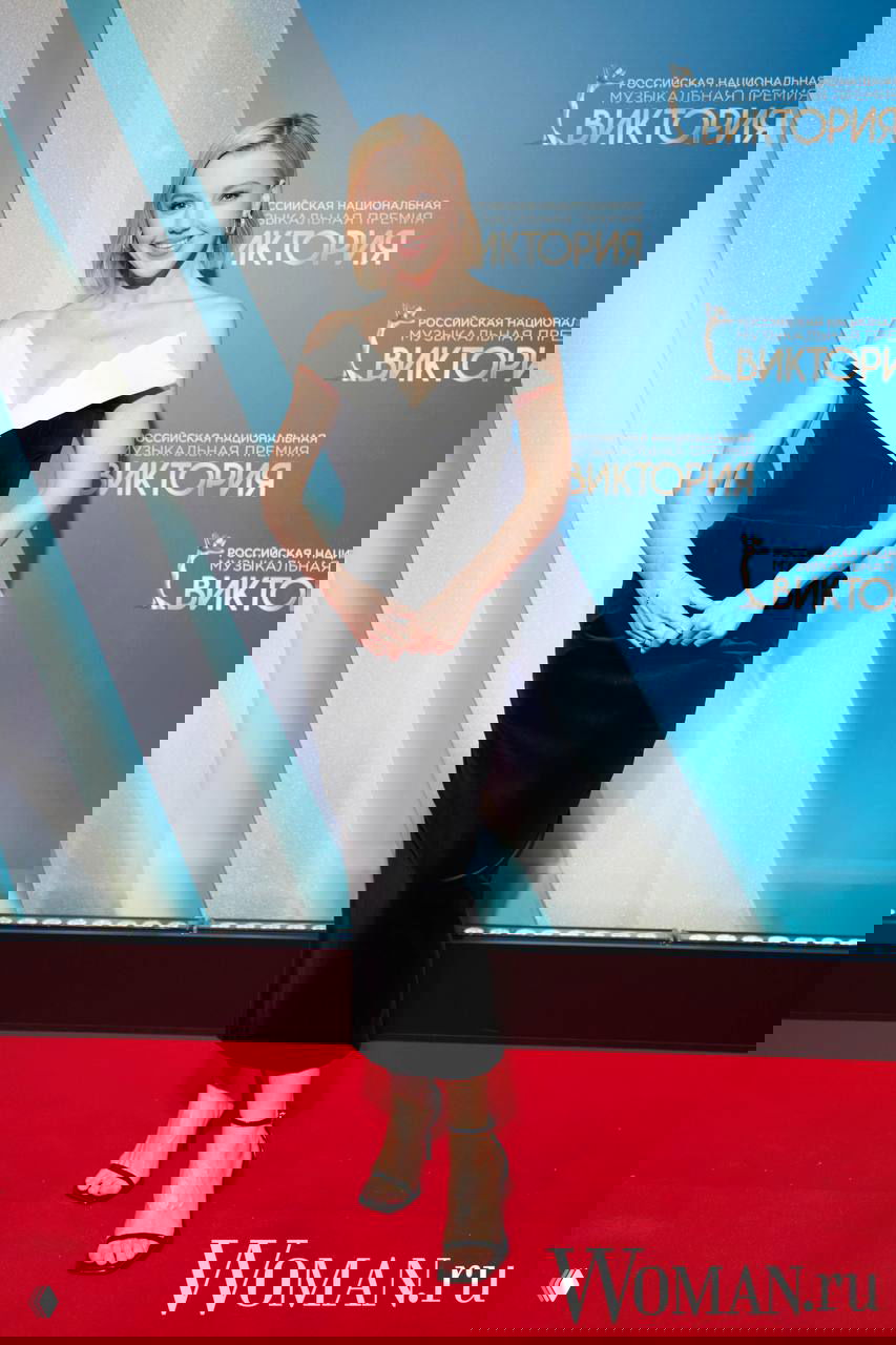 Звезда в чёрно‑белом элегантном платье с оголёнными плечами и лаконичным силуэтом на красной дорожке XI церемонии «Виктория-2026».