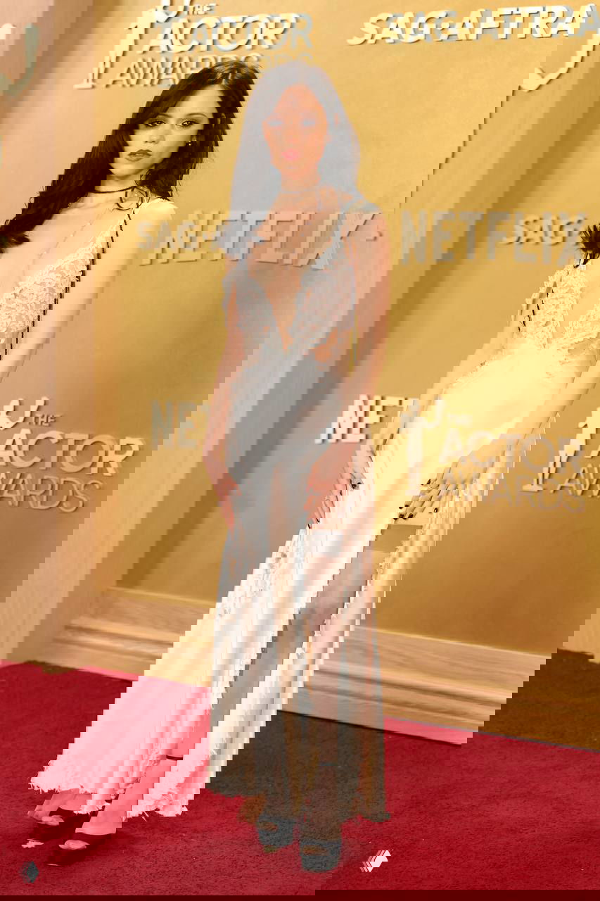 Дженна Ортега в платье‑сорочке — как вам образ?