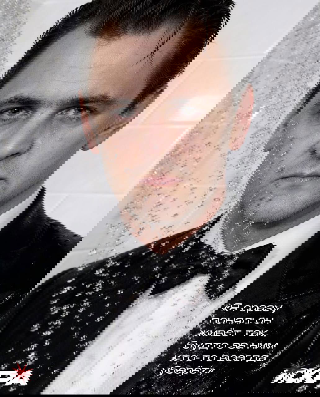 Детальный крупный план лица мужчины, рука с крупными кольцами частично прикрывает глаз — акцент на украшениях и выразительном взгляде.