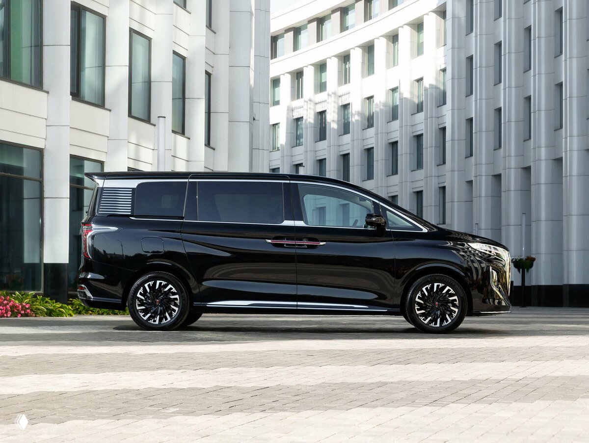 Профильная фотография минивэна HONGQI HQ9 в черном цвете, акцент на длину кузова, боковые стекла и хромированные детали.
