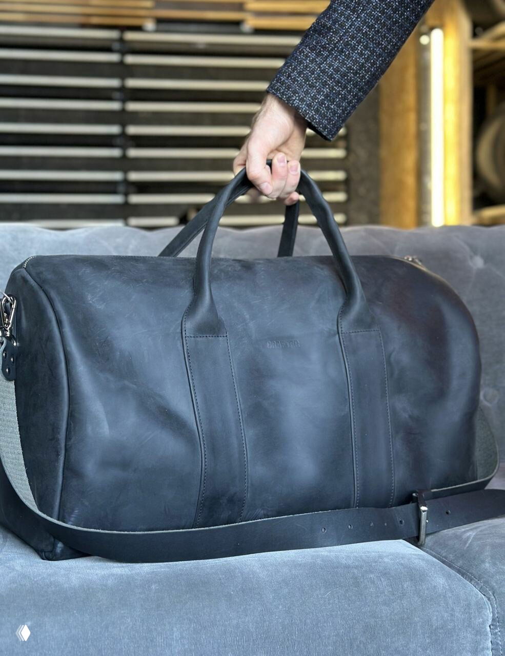 Промо‑изображение с надписью о более чем 50 моделях ремней и других изделий мастерской, фрагмент макета каталога и призыв узнать больше у мастера.