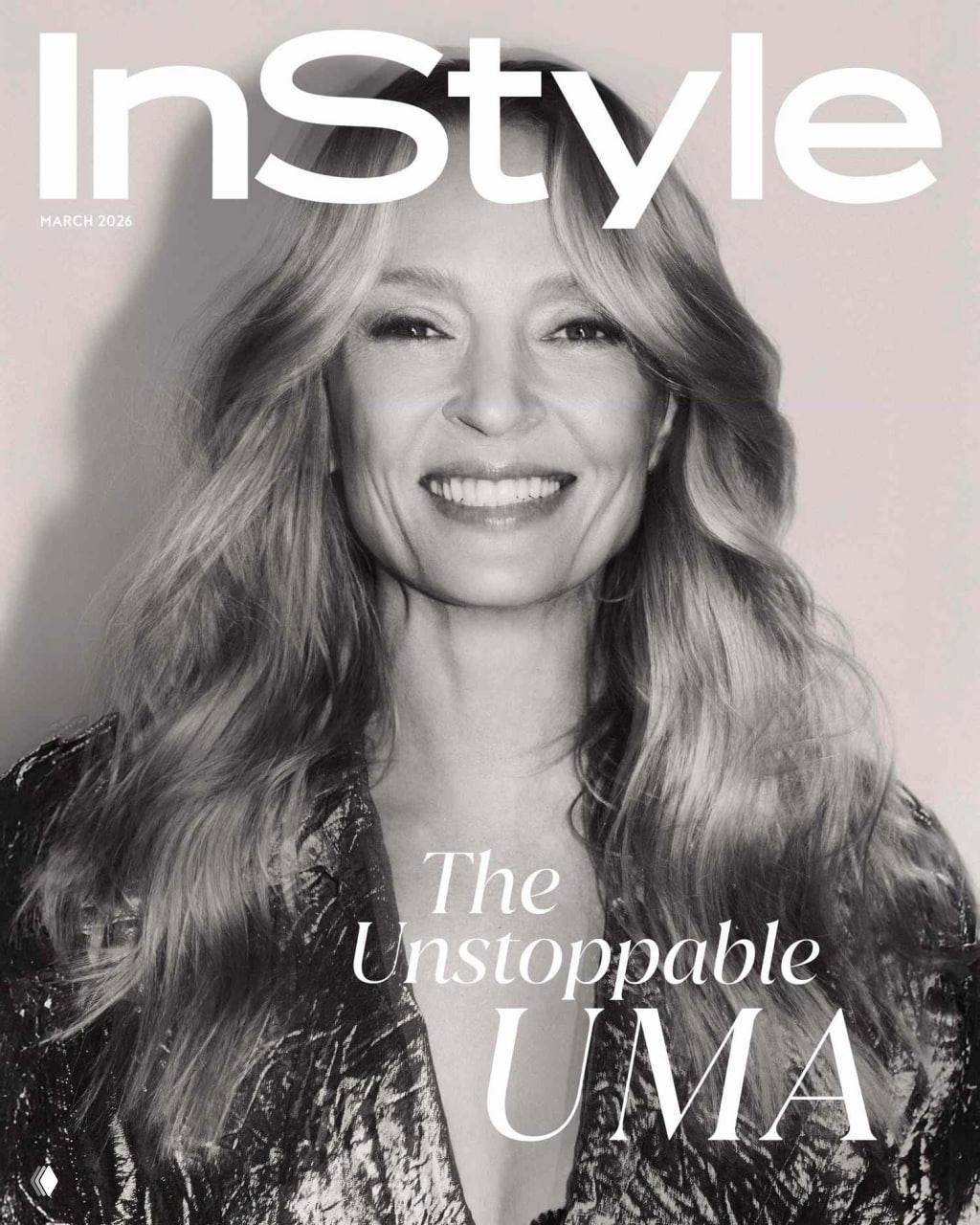 Черно‑белая обложка журнала InStyle с крупным портретом улыбающейся женщины, густые волосы и контрастный заголовок на фоне.