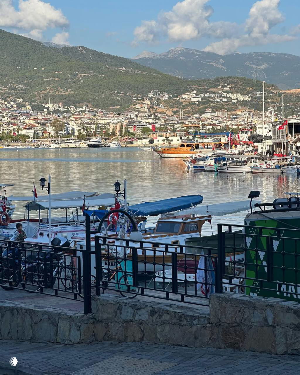 Прибрежный турецкий порт с пришвартованными яхтами и горами на заднем плане — вид, где проходил турецкий блок съемок фильма «Холоп 3».