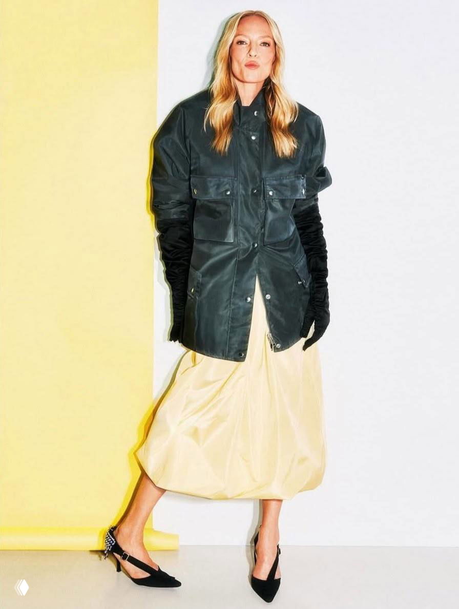 Полноразмерная фотосессия: женщина в повседневном образе на разноцветном фоне, динамичная поза и контрастные аксессуары.