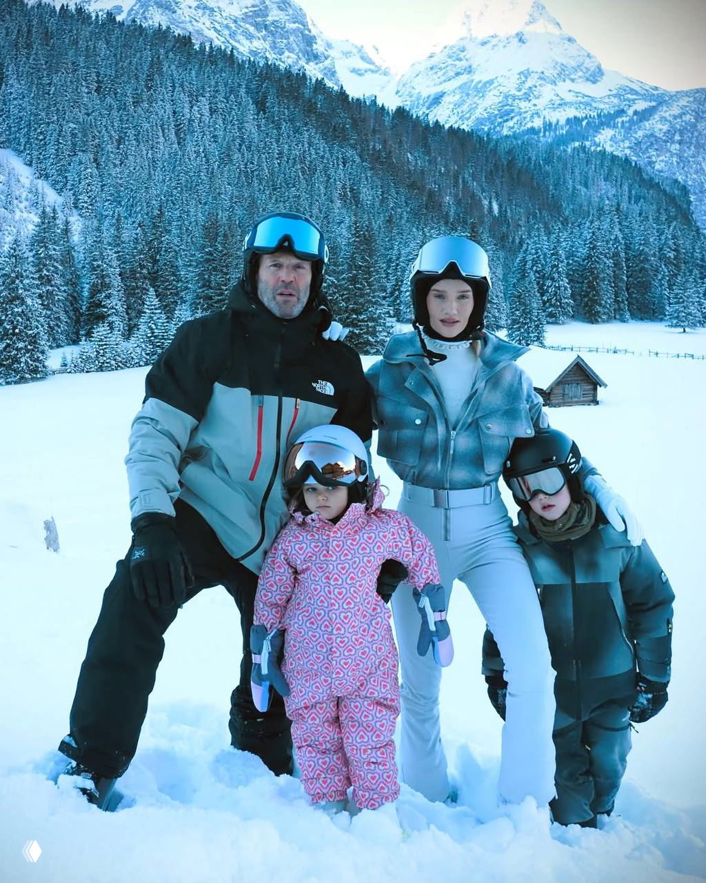 Роузи Хантингтон-Уайтли и Джейсон Стейтем с детьми на курорте